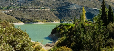 Geradliniger Wanderweg zwischen Kyparissia und dem Ydatofraktis-Damm bei Germasogeia - Bezirk Limassol, Limassol-Wald