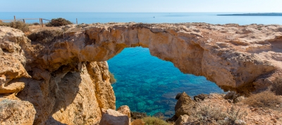 Geradliniger Wanderweg zwischen den Meeresgrotten und der Kapelle der Agioi Anargyroi - Bezirk Ammochostos (Famagusta), Kap-Greco-Nationalpark