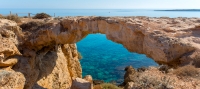 Geradliniger Wanderweg zwischen den Meeresgrotten und der Kapelle der Agioi Anargyroi - Bezirk Ammochostos (Famagusta), Kap-Greco-Nationalpark